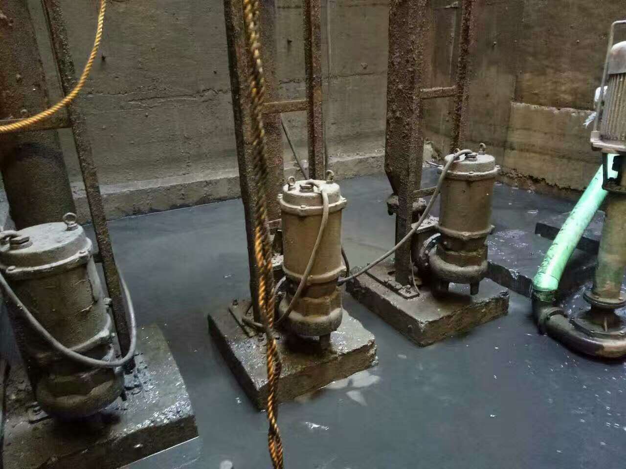 小板镇污水池清理