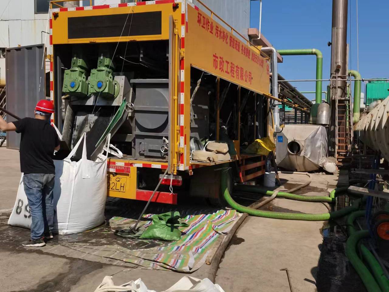 小板镇淤泥压干处理