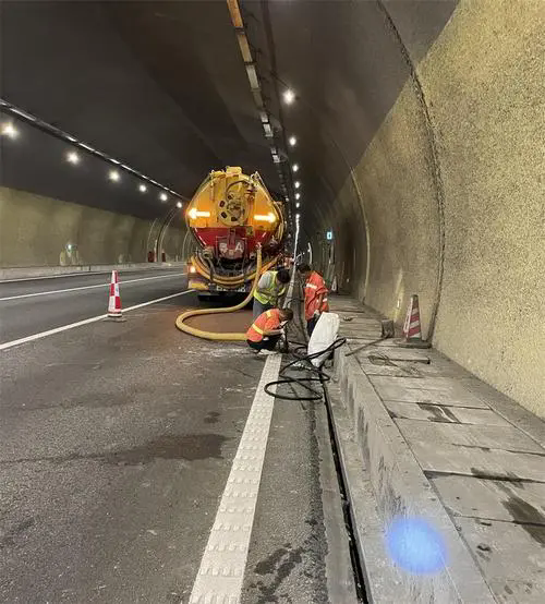 小板镇隧道排水渠清淤